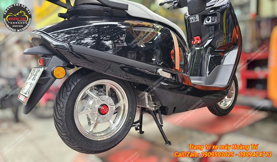 Mâm BST Chrom kết hợp cùng chụp cốt sau màu đỏ trang bị trên Honda UC3