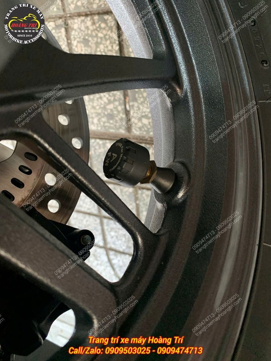 Cảm biến áp suất lốp được lắp trực tiếp tại bánh xe, kết nối thông tin với màn hình Elook