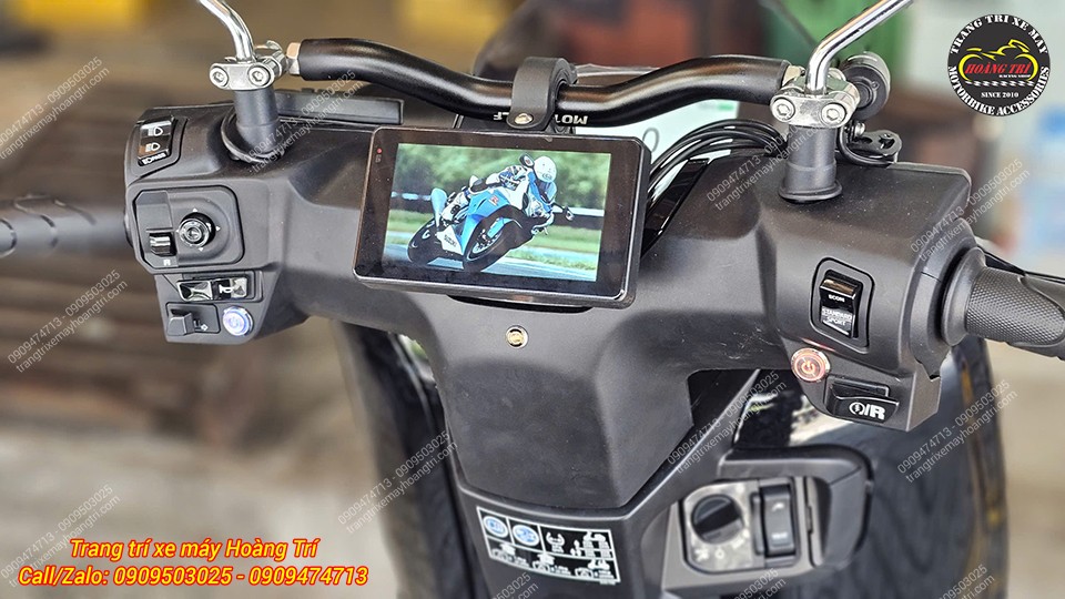 Giao diện phát video trên màn hình Elook 5 inch nổi bật giữa khu vực điều khiển Honda UC3