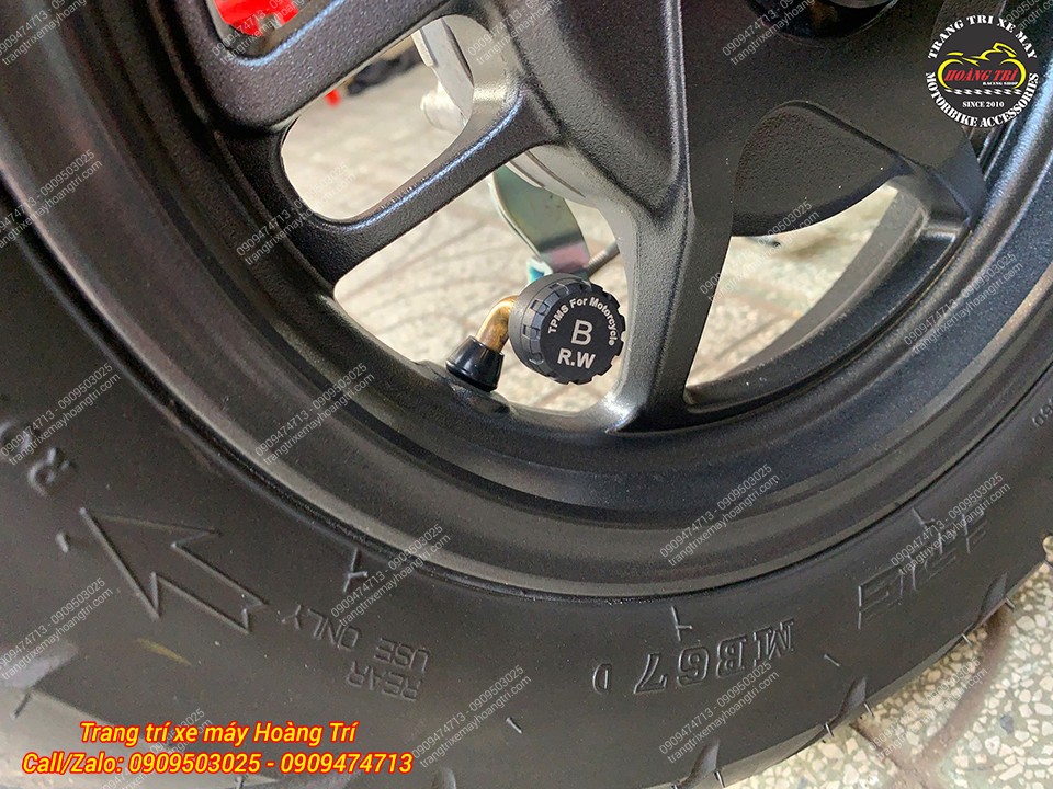 Cận cảnh cảm biến áp suất lốp bánh sau Honda UC3 được bố trí gọn ngay tại chân van