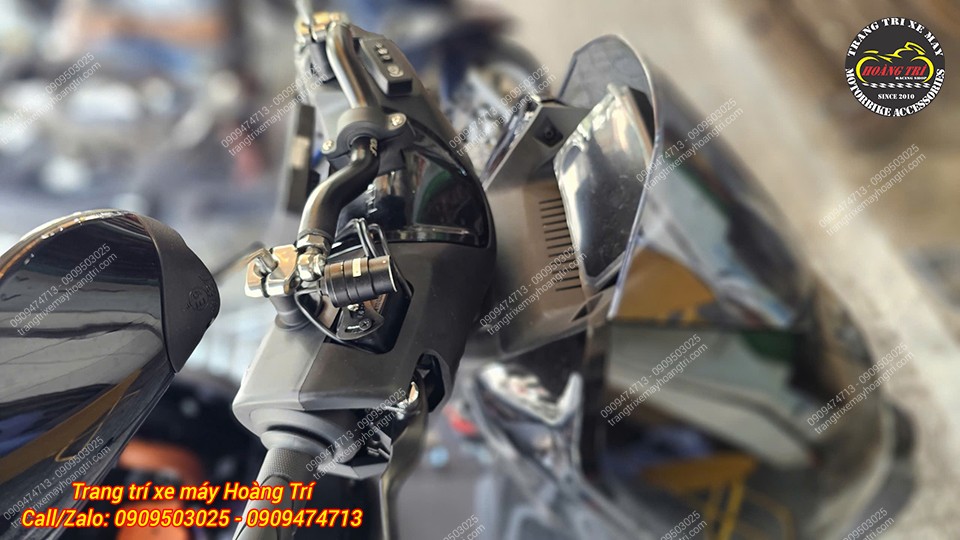 Camera hành trình lắp gọn gàng không bị ảnh hưởng dù đã lắp kính hậu và thanh ngang