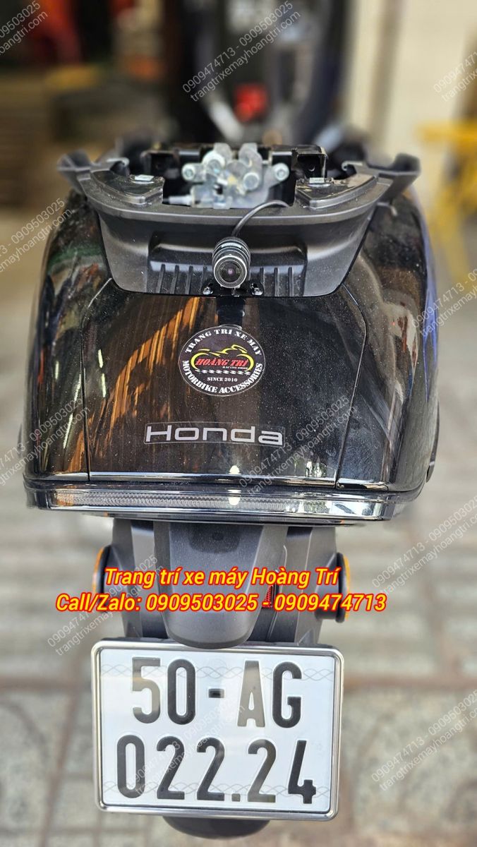 Camera sau của bộ màn hình Elook được bố trí chính giữa đuôi Honda UC3 rất gọn gàng