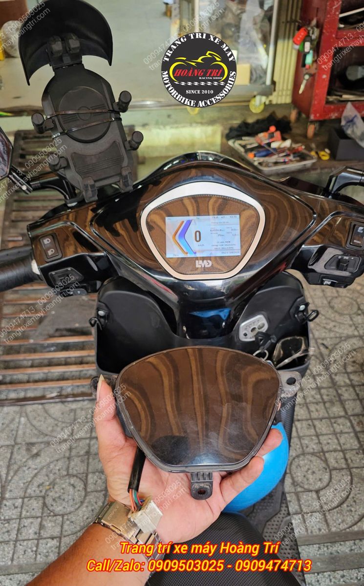 Trên tay đồng hồ zin và trê xe là đồng hồ TFT vừa trang bị cho VinFast Feliz