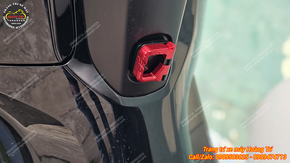 Móc nhôm HTR SH màu đỏ lắp gọn trên vị trí móc treo của Honda UC3, tạo điểm nhấn nổi bật