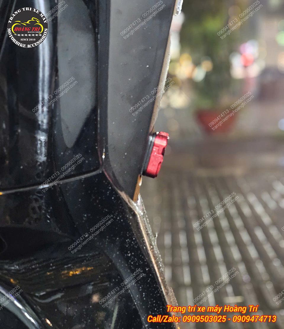 Khi gập lại, móc nhôm HTR SH nằm sát yếm xe, giữ thiết kế Honda UC3 gọn gàng