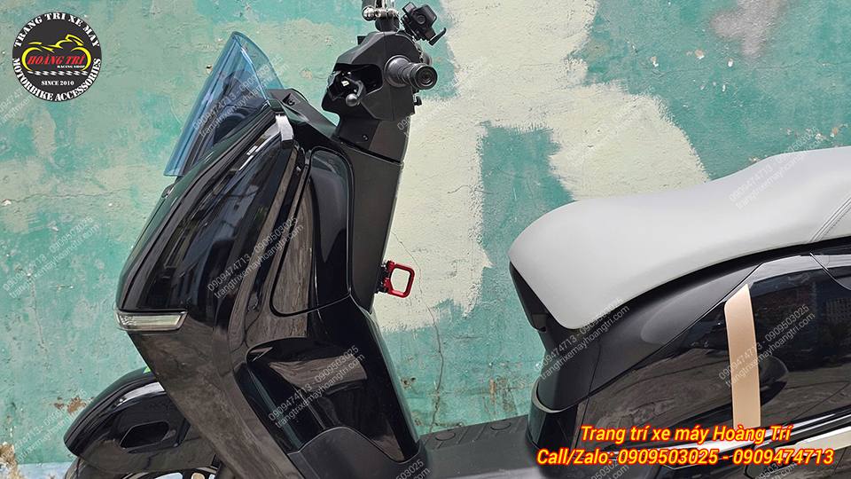 Góc nhìn bên hông cho thấy móc nhôm HTR SH màu đỏ bật tông trên nền xe Honda UC3