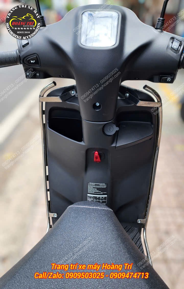 Móc treo đồ màu đỏ - Móc nhôm VR lắp gọn phía trước Datbike ERA, tạo điểm nhấn nổi bật cho xe