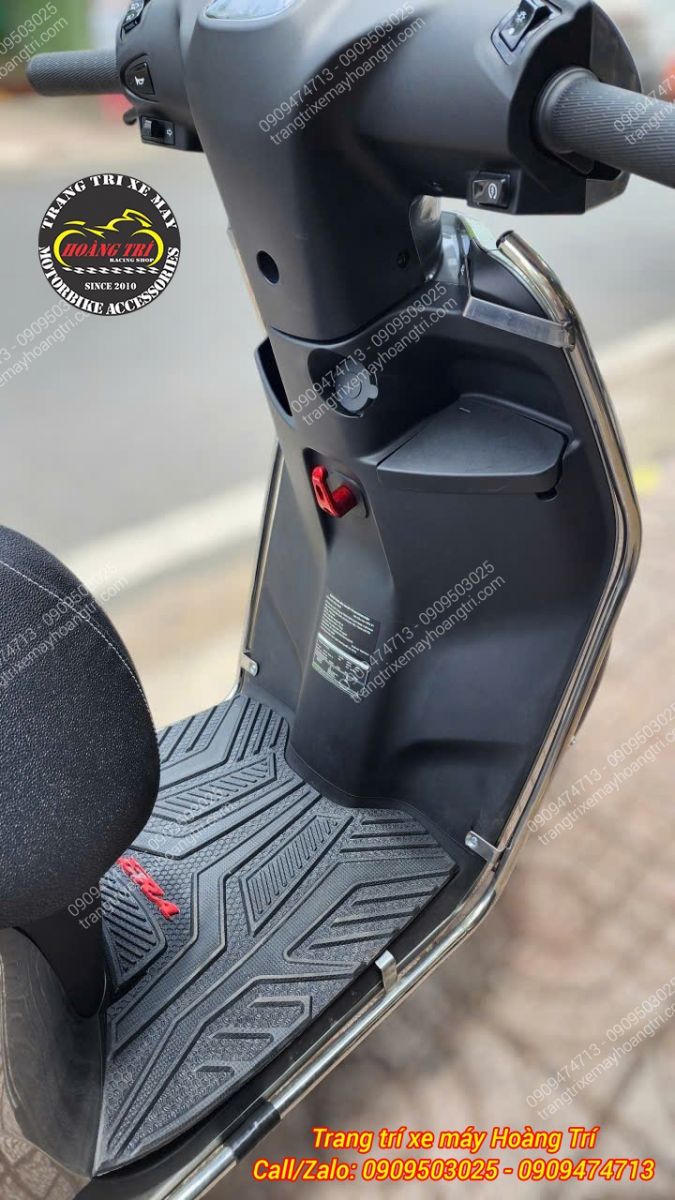 Góc nghiêng Datbike ERA cho thấy móc treo đồ bố trí thuận tiện, dễ dàng sử dụng hằng ngày