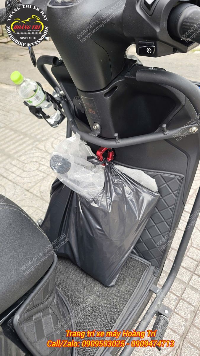 Móc treo HTR SH lắp trên Datbike Quantum giúp treo túi đồ thuận tiện ngay khu vực phía trước
