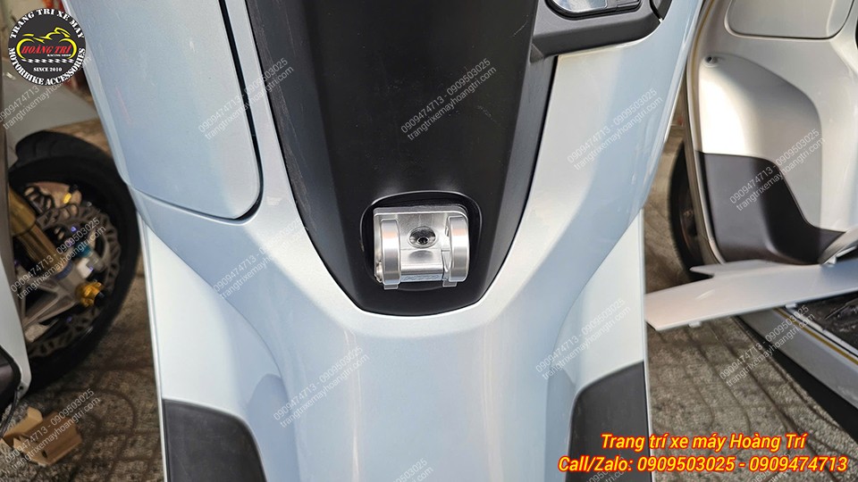 Móc treo đồ HTR Grande màu bạc lắp gọn trên Honda UC3, thiết kế có thể gập gọn khi không dùng