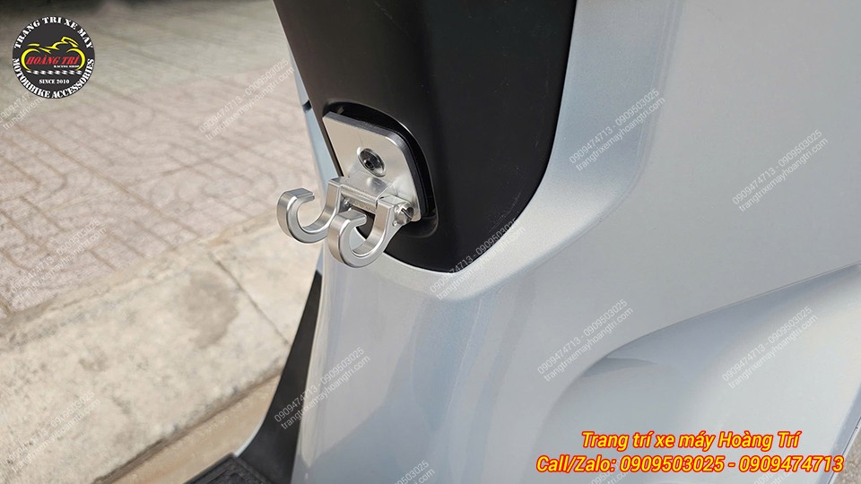 Cận cảnh móc treo đồ HTR Grande Honda UC3 khi mở, gồm hai móc hỗ trợ treo đồ 2 bên tiện dụng