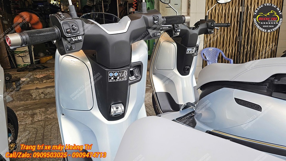 Honda UC3 trang bị móc treo đồ HTR Grande ngay yếm trước, tạo vị trí thuận tiện cho việc sử dụng