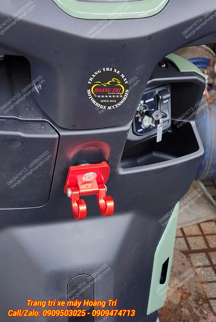 Móc treo đồ màu đỏ nhôm CNC HTR-Grande lắp nổi bật trên Honda Icon e với 2 móc treo