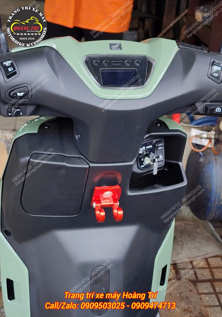 Toàn cảnh khu vực trước Honda Icon e sau khi trang bị móc treo đồ nhôm CNC màu đỏ