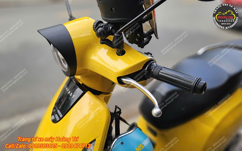 Ốp đèn pha EVO 200 màu đen nhám tạo điểm nhấn tương phản nổi bật trên phần đầu xe vàng