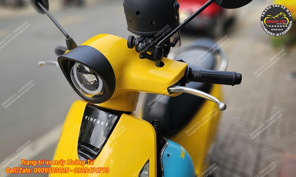 Góc nghiêng cho thấy ốp đèn pha EVO 200 ôm gọn cụm đèn tròn, tăng vẻ cá tính