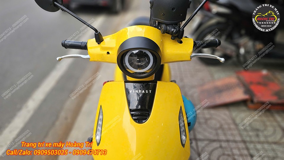 Trực diện EVO 200 sau khi trang bị ốp đèn pha mang diện mạo mới, nổi bật và cứng cáp hơn