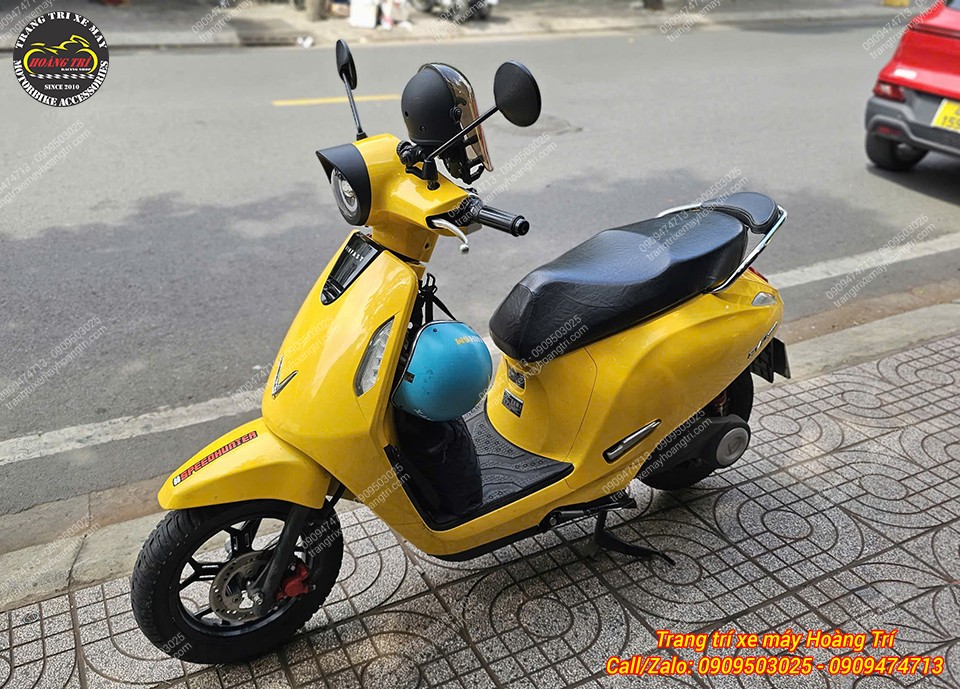 Tổng thể EVO 200 màu vàng thêm phong cách khi lắp ốp đèn pha tạo điểm nhấn phía trước