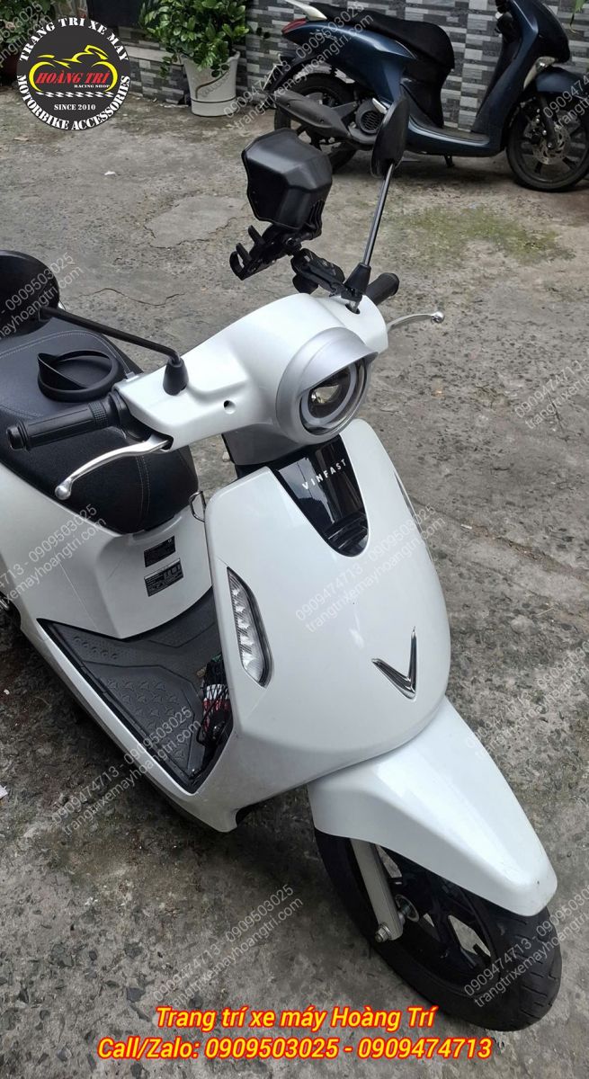 Góc nghiêng EVO 200 trắng cho thấy ốp đèn pha bạc được lắp gọn quanh cụm đèn trước