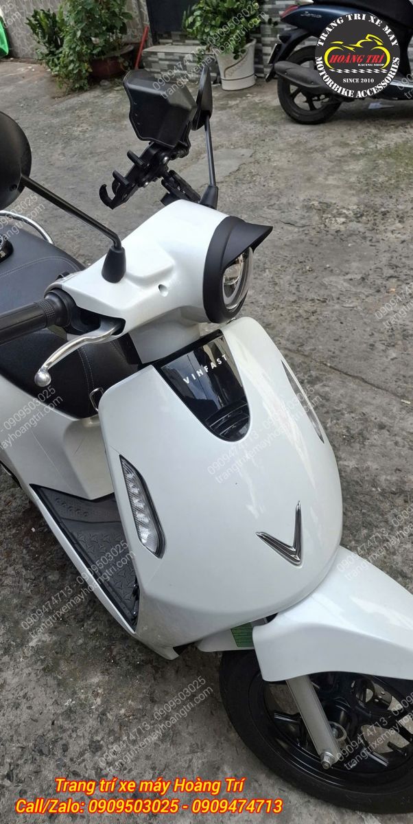 Cận cảnh ốp đèn pha EVO 200 màu đen nổi bật, tạo chiều sâu cho khu vực đầu xe