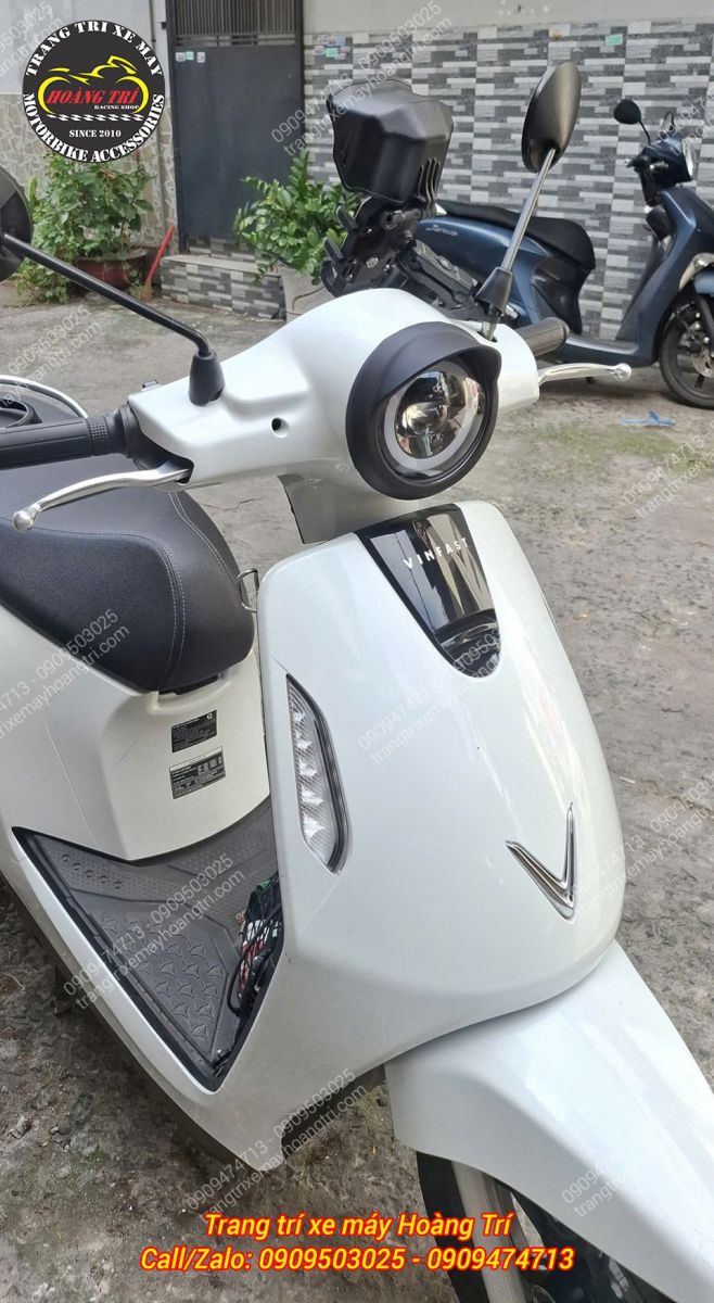 Góc nhìn bên hông thể hiện ốp đèn pha EVO 200 tăng nét cổ điển cho xe
