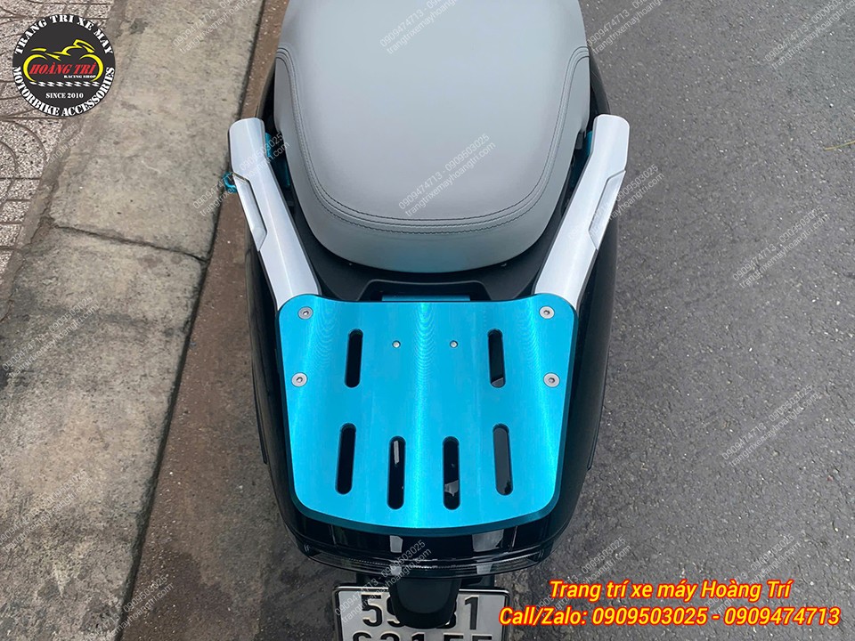 Baga sau H2C màu xanh lắp gọn trên Honda UC3, tạo thêm vị trí nổi bật trên xe