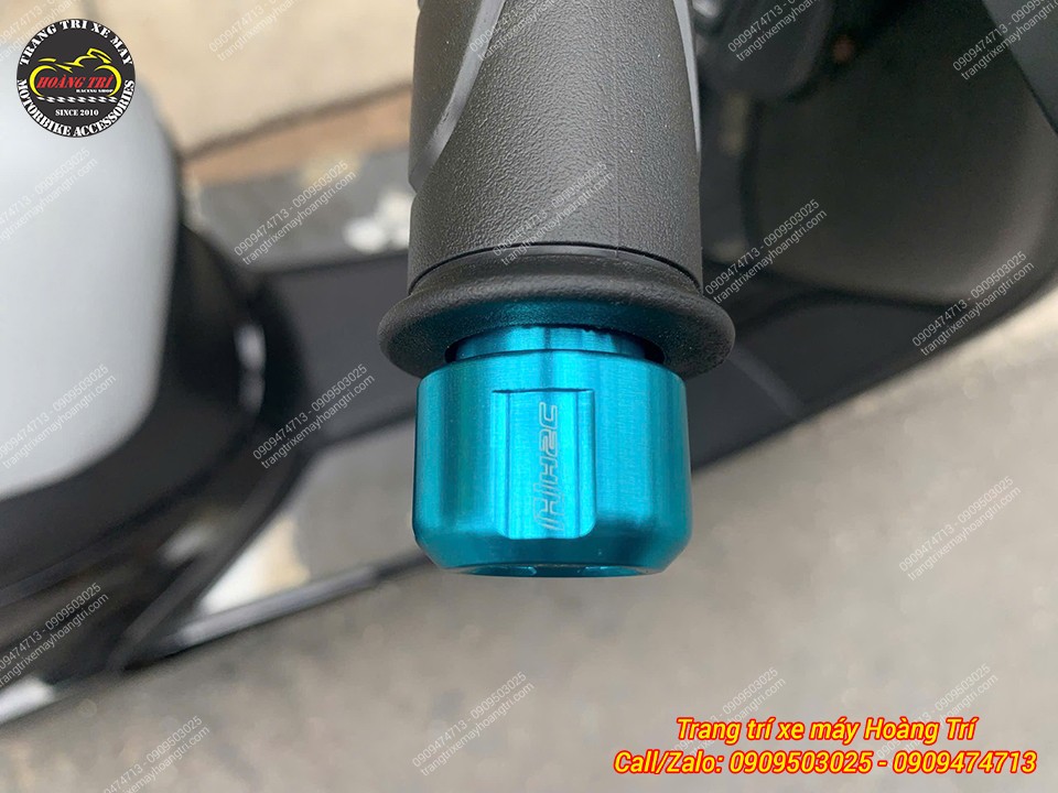 Cận cảnh gù tay lái H2C màu xanh CNC sắc nét, tạo điểm nhấn cho Honda UC3