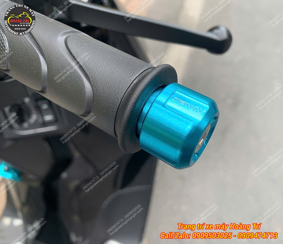 Gù tay lái H2C xanh được lắp vừa vặn, nổi bật trên phần bao tay Honda UC3