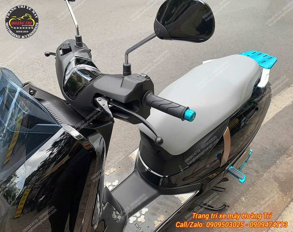 Honda UC3 phối nhiều phụ kiện H2C xanh đồng bộ, mang đến tổng thể nổi bật và cá tính