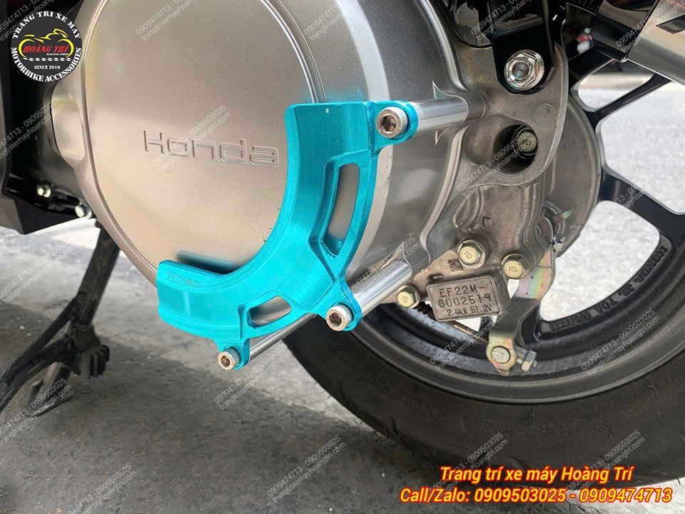 Góc nghiêng giúp quan sát rõ ốp lốc máy H2C xanh với kiểu dáng ôm sát lốc máy của xe