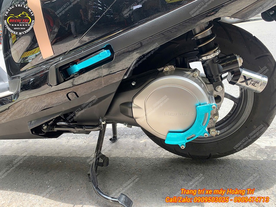 Phụ kiện H2C xanh tạo điểm nhấn nổi bật khu vực lốc máy, đồng bộ phong cách Honda UC3