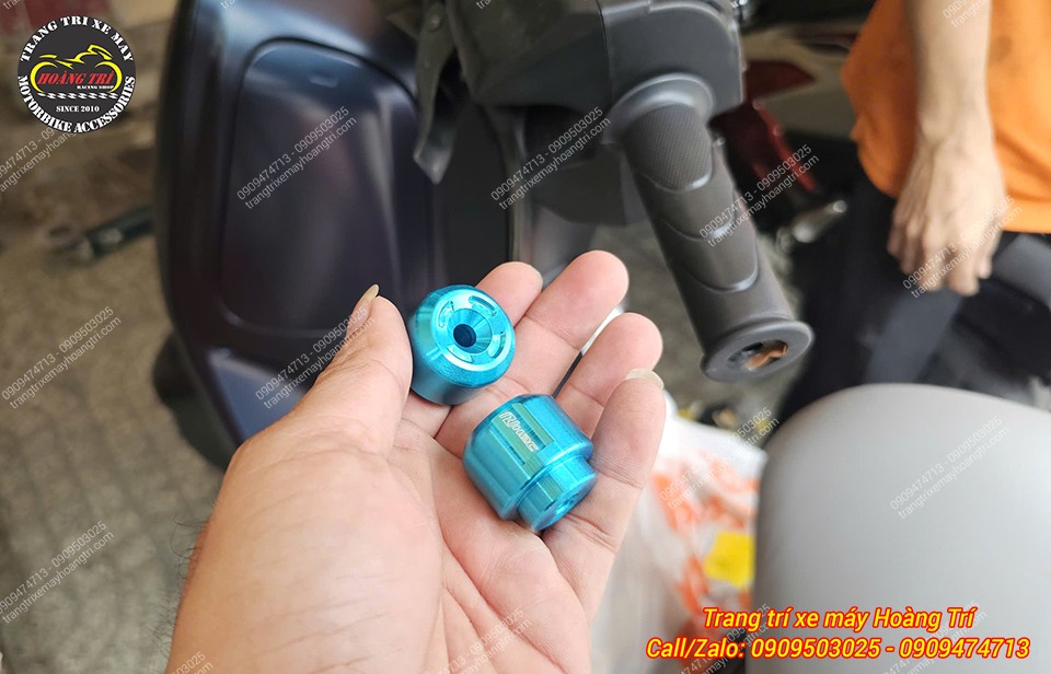 Cặp gù tay lái H2C màu xanh nổi bật, tạo điểm nhấn nhỏ gọn cho Honda UC3