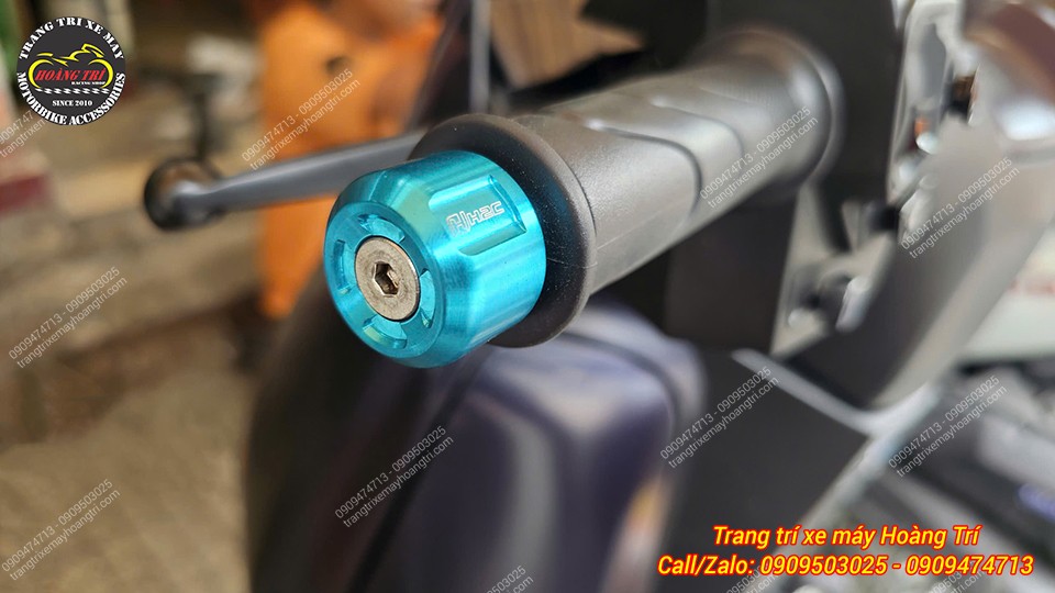 Cận cảnh gù tay lái H2C sau khi lắp hoàn thiện, màu xanh tương phản với bao tay đen