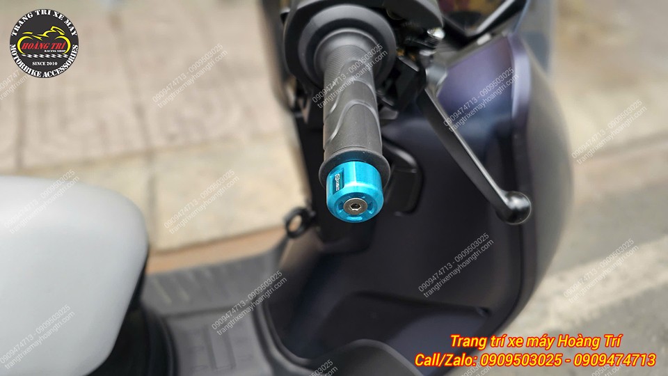 Tạo điểm nhấn nổi bật trên tay lái khi trang bị gù H2C màu xanh chính hãng
