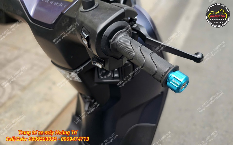 Khu vực tay lái Honda UC3 thêm bắt mắt sau khi trang bị gù H2C xanh nổi bật