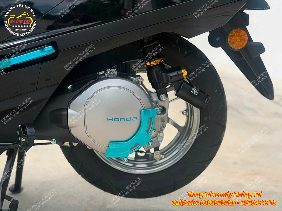 Ốp lốc máy H2C xanh nổi bật trên nền động cơ bạc, tạo điểm nhấn tương phản đẹp mắt