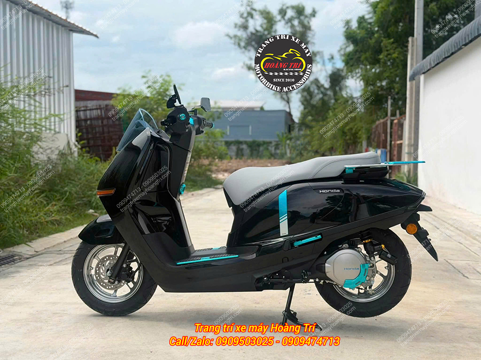 Toàn cảnh Honda UC3 đen sau khi phối phụ kiện H2C xanh mang diện mạo đầy cá tính