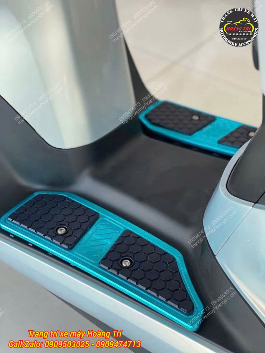 Thảm để chân H2C ôm gọn hai bên sàn Honda UC3, phối xanh đen đầy nổi bật
