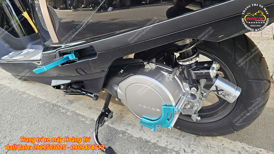 Ốp lốc máy H2C màu xanh lắp vừa vặn, tạo điểm nhấn nổi bật phía sau Honda UC3
