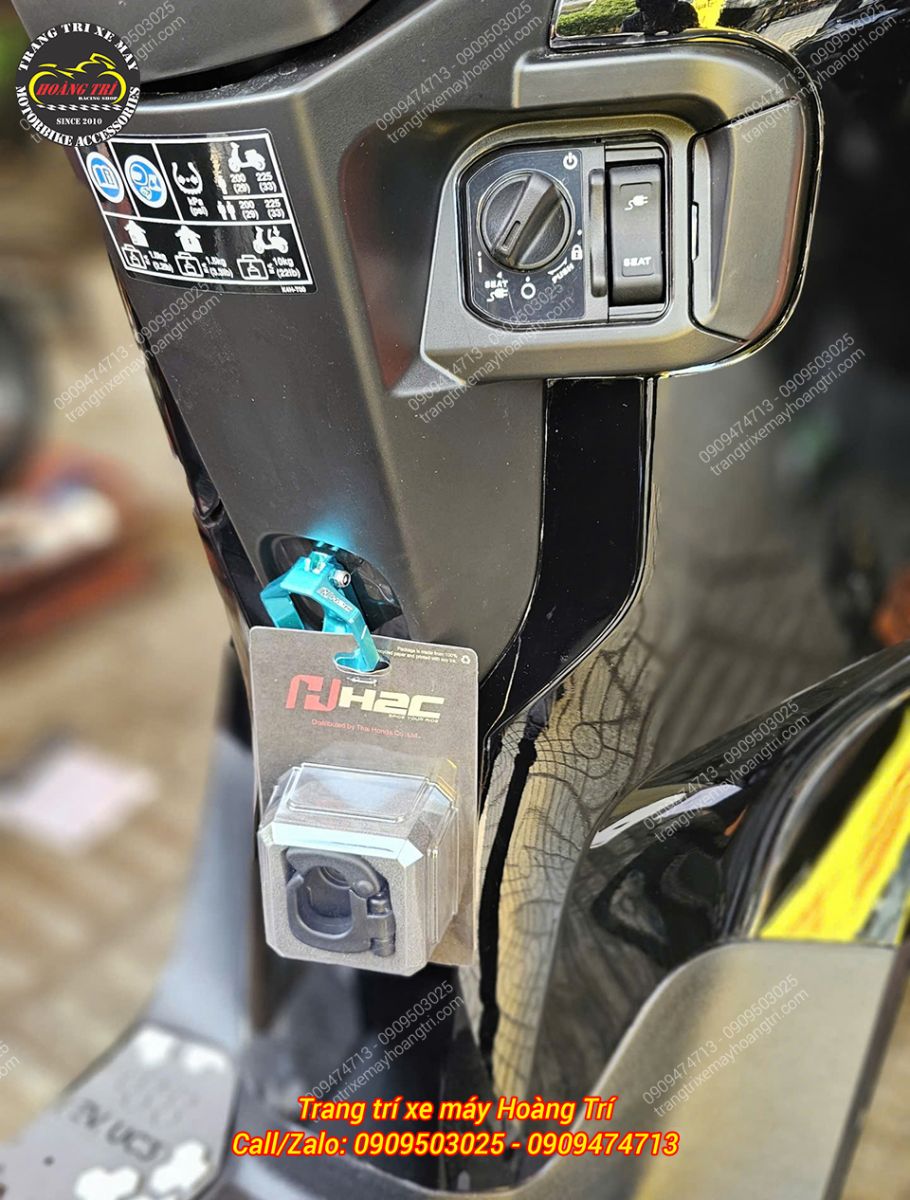 Móc treo H2C màu xanh lắp ngay yếm trong, thuận tiện treo thêm đồ dùng cá nhân