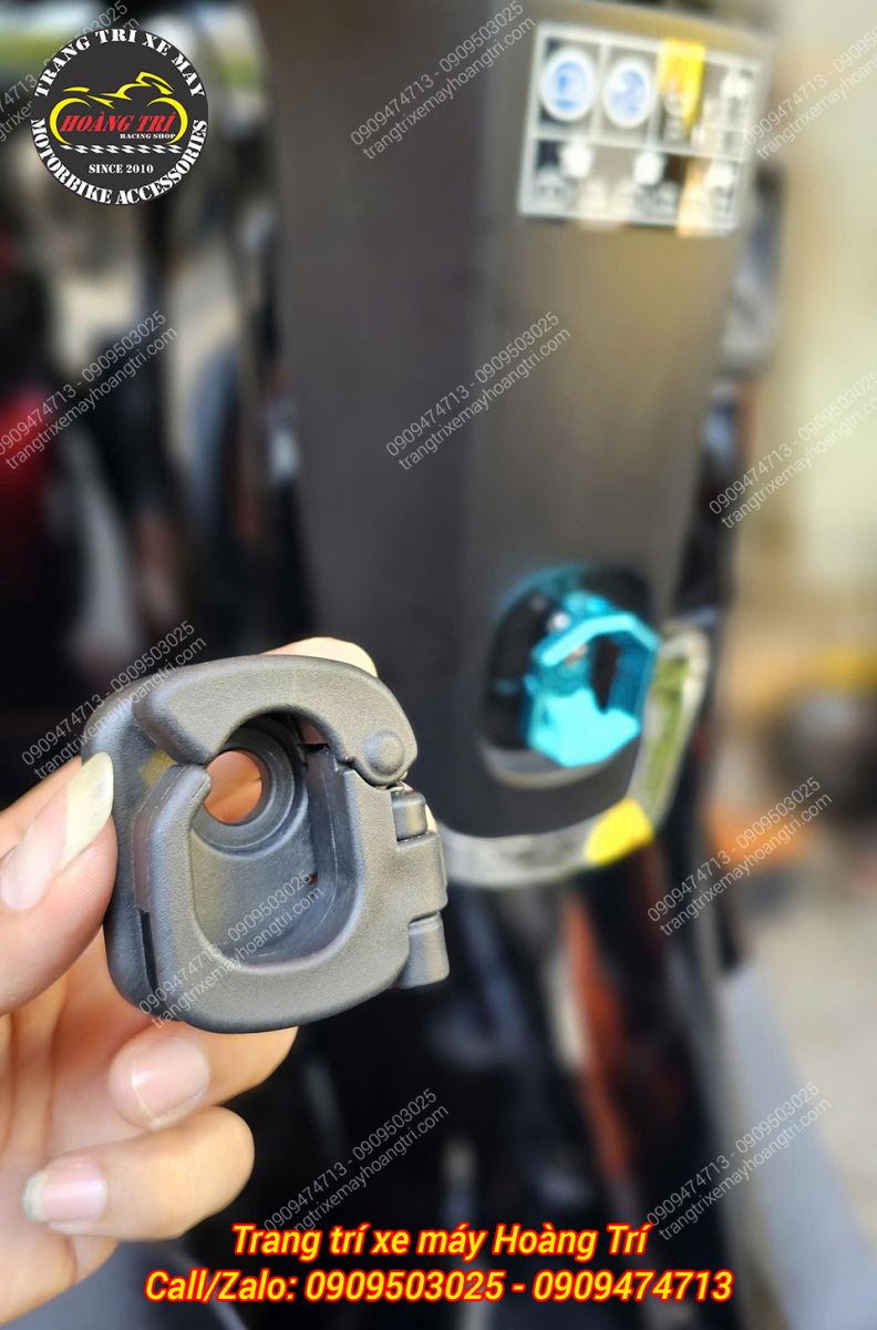 Trên tay móc treo zin và trê xe là móc treo H2C xanh nổi bật, tăng điểm nhấn cho UC3