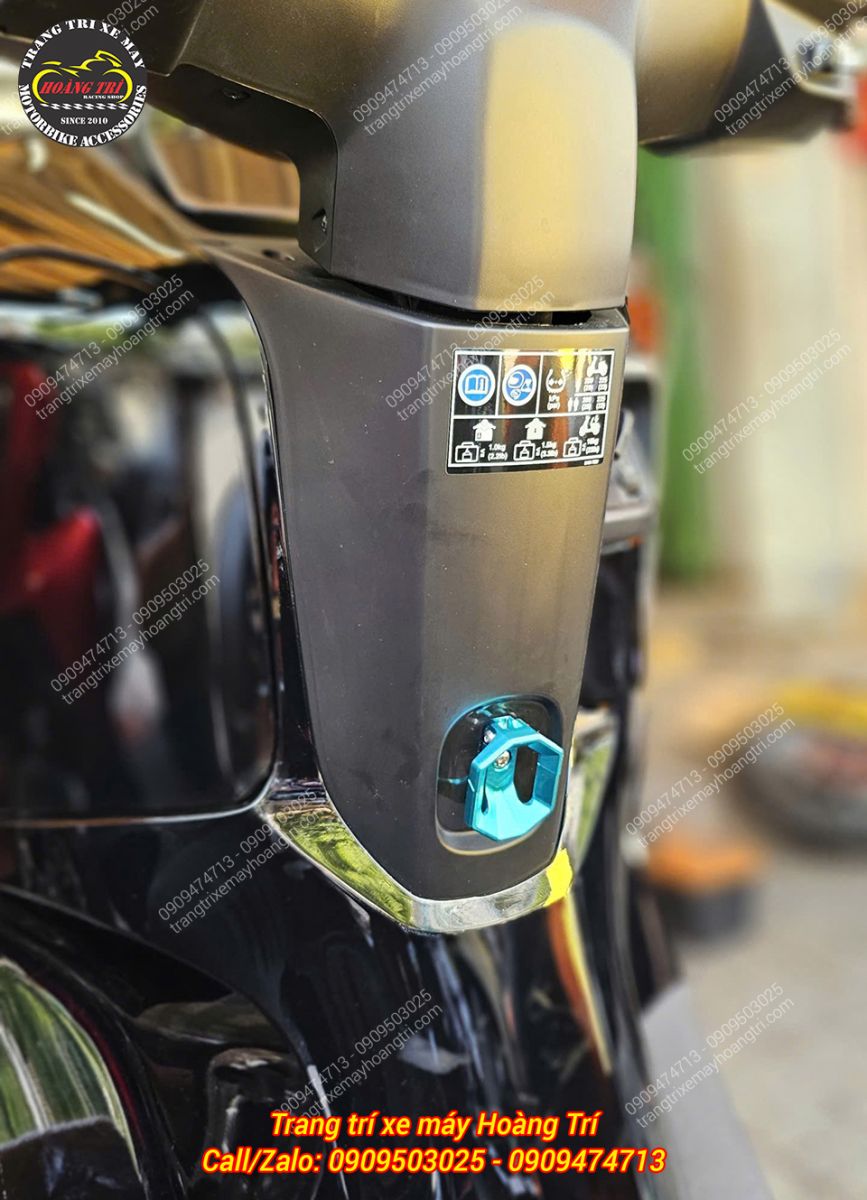 Móc treo đồ H2C màu xanh lắp gọn trên khu vực bợ cổ của Honda UC3