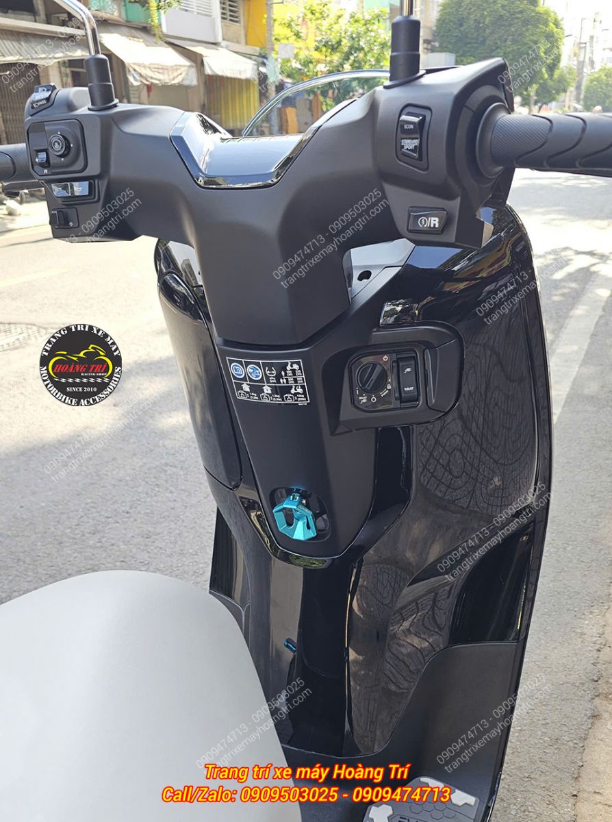 Góc nhìn bợ cổ trên xe Honda UC3 cho thấy móc treo H2C xanh bố trí thuận tiện sử dụng