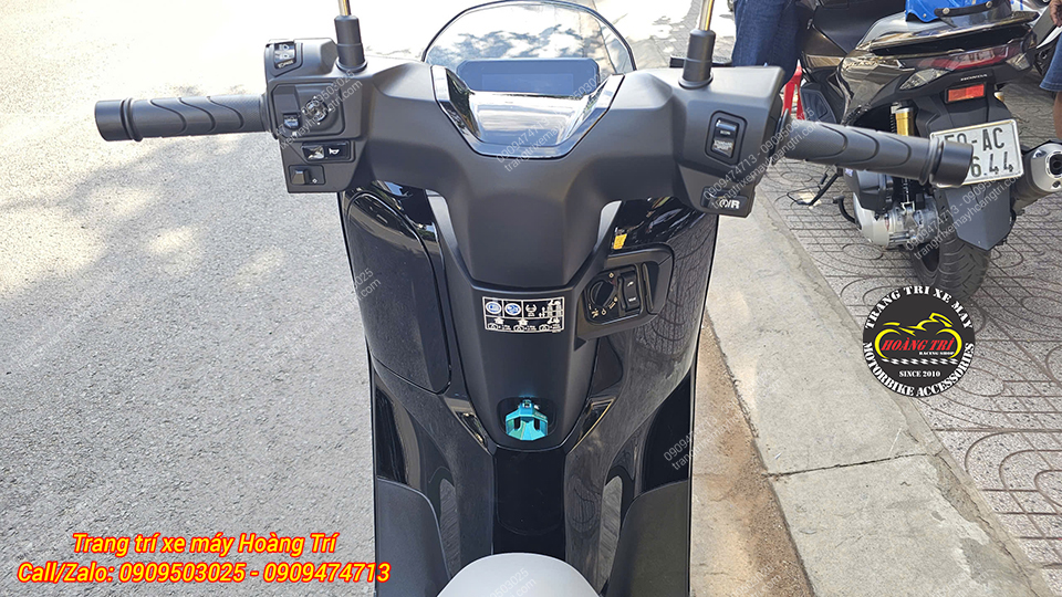 Nhìn trực diện, móc treo H2C xanh trở thành chi tiết trang trí nổi bật trên Honda UC3