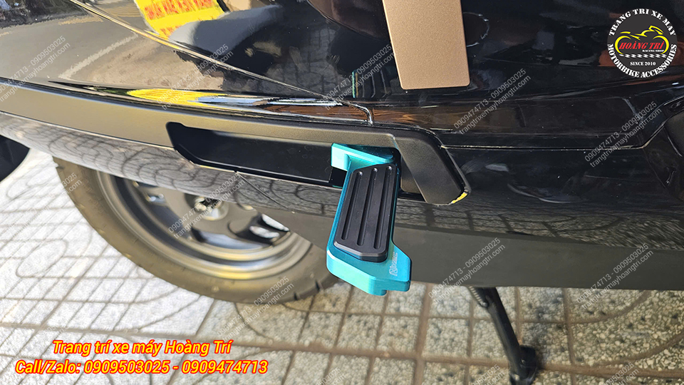 Gác chân sau H2C xanh sau lắp đặt nằm gọn bên hông, tăng nét thể thao cho xe