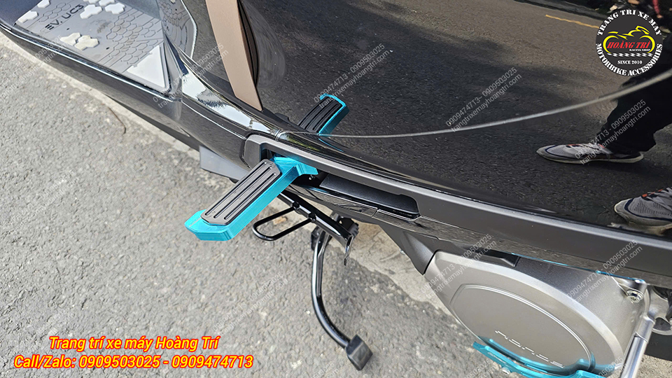 Góc bên phải Honda UC3 cho thấy gác chân H2C xanh hài hòa cùng ốp lốc máy