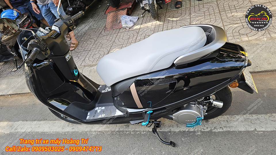 Góc nhìn trên cao cho thấy phụ kiện H2C xanh được phối hài hòa trên Honda UC3