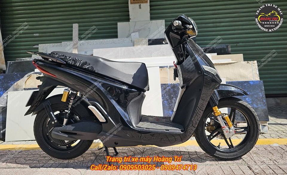 Góc phải VinFast Feliz hoàn thiện với phuộc Upside Down Kingham tạo diện mạo cứng cáp và hiện đại hơn