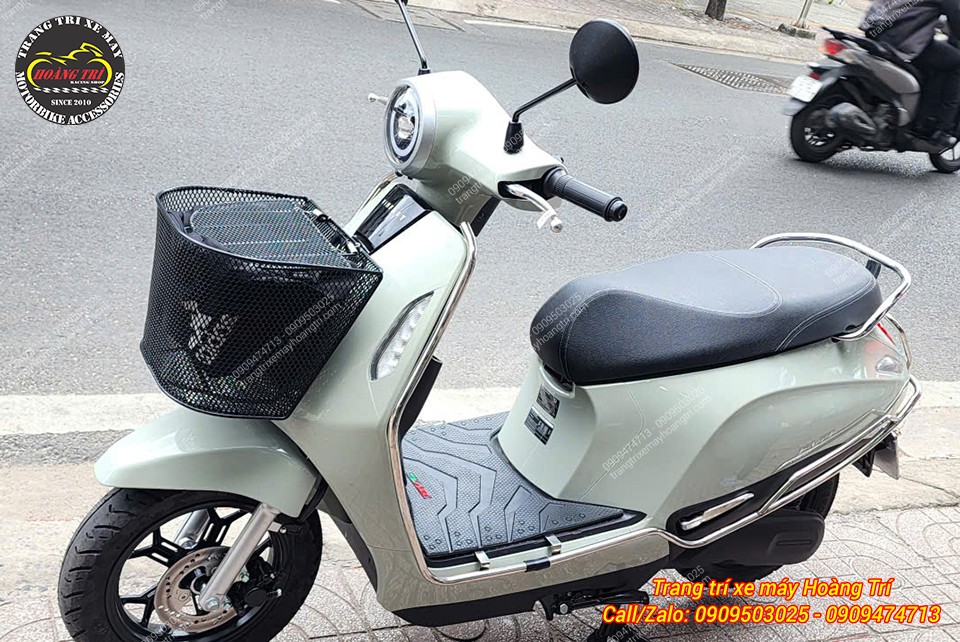 Khung bảo vệ inox ôm dọc thân Evo Max, kết hợp rổ trước tạo tổng thể tiện nghi