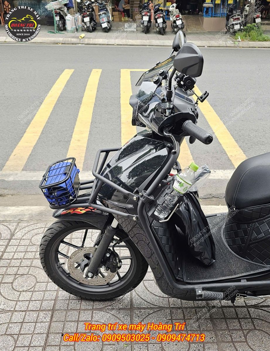 Rổ Scoopy có nắp đậy được bố trí phía trước mặt nạ Datbike Quantum, tăng không gian chứa đồ